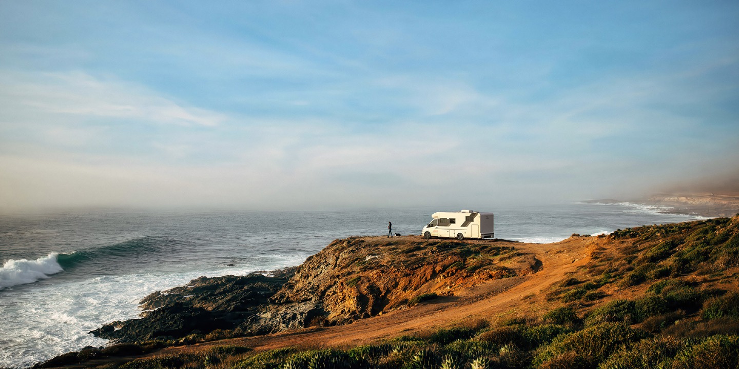 Camping car sur une falaise