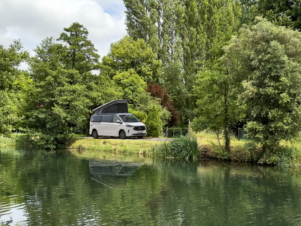 van au bord de l'eau