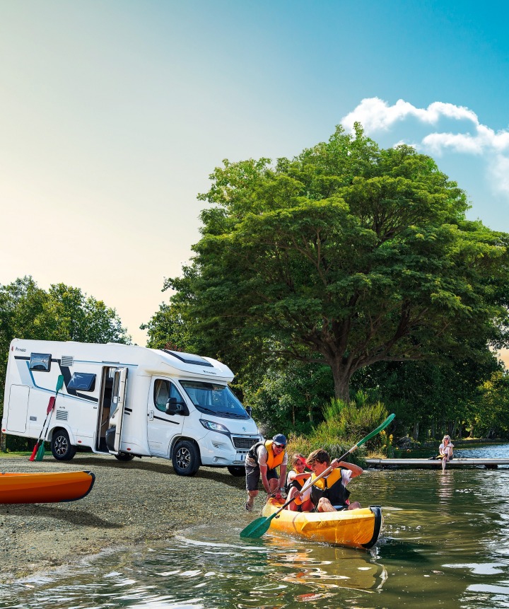Pique nique enfant devant un camping-car